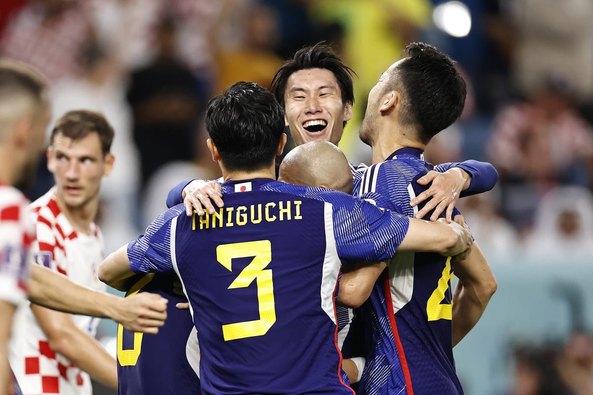 Radost japonských fotbalistů po gólu Dajzena Maedy