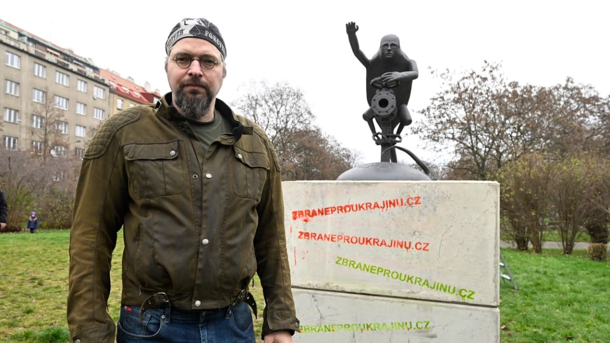 Autor sochy hajlujícího Vladimira Putina Daniel Dostál před svým dílem na náměstí Interbrigády na Praze 6