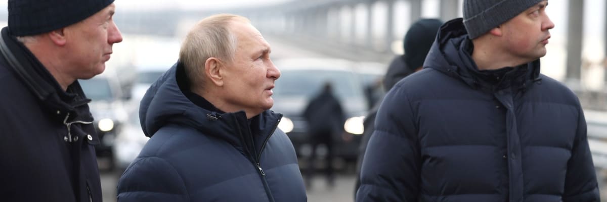 ON-LINE: Putin přijel osobně zkontrolovat Kerčský most, hlásí ruská média. Auto řídil sám