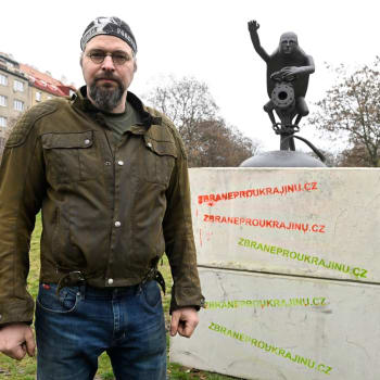 Autor sochy hajlujícího Vladimira Putina Daniel Dostál před svým dílem na náměstí Interbrigády na Praze 6