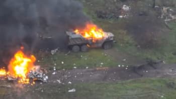 Dokonalá ukrajinská trefa. Obří exploze rozmetala transportéry okupantů, ukázaly záběry