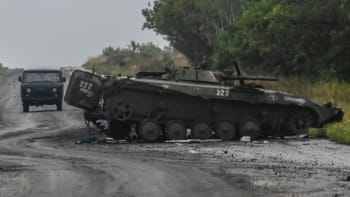 Záběry z bojů: Ruskou operaci zastavila jedna mina. Posádka se rozprchla, lidé se smějí