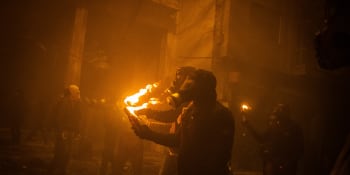 Molotovovy koktejly a slzný plyn místo Mikuláše. Aténami začátkem prosince zmítají nepokoje