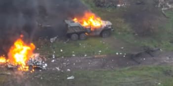 Geniální trefa ukrajinského vojáka. Do náklaďáku okupantů „zaparkoval“ kamikaze dron
