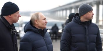 Putin přijel osobně zkontrolovat Kerčský most, hlásí ruská média. Auto řídil sám