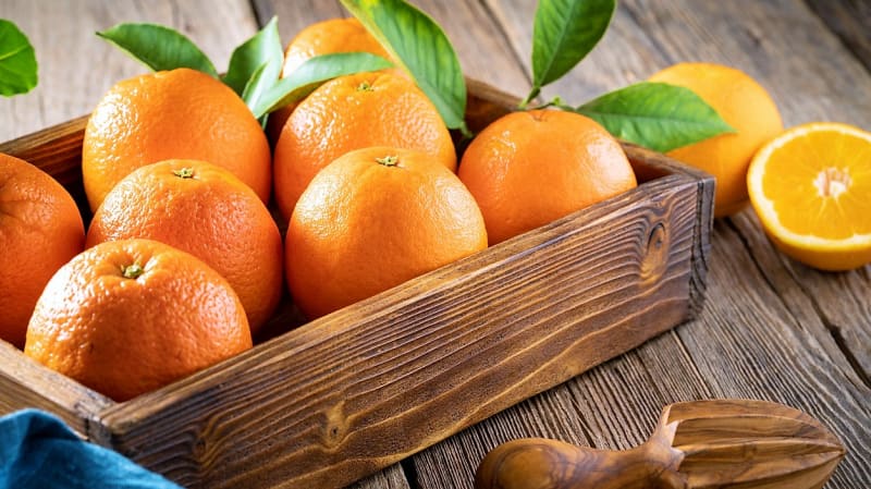 Pomeranče jsou nejvíce pěstované citrusové ovoce, rozšířené je ve všech subtropických oblastech. Pěstuje se více než 500 odrůd, u nás se prodává kolem dvaceti. Nejznámější je asi odrůda Navel se silnější slupkou a se světlou šťavnatou dužinou. 