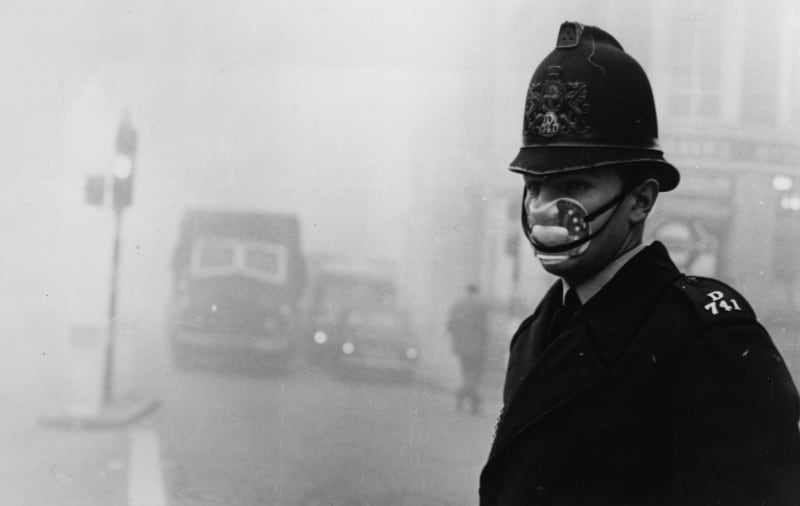 Policista s ochrannou maskou