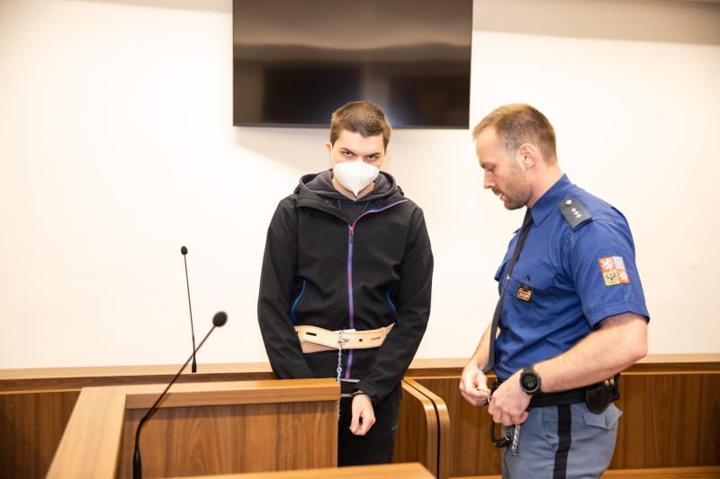 Jaroslav Ř. u soudu tvrdil, že ho učitel k útoku vyprovokoval (5. 12. 2022).