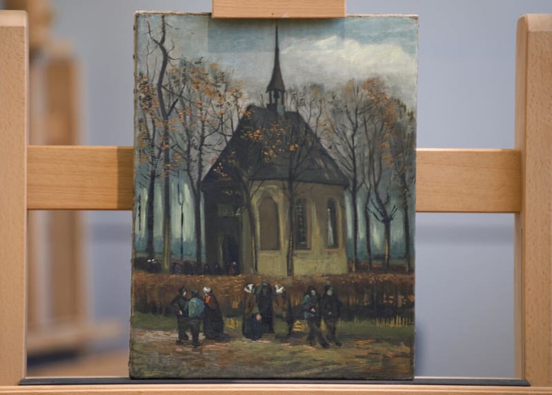 Farníci opouštějí kostel v Nuenenu