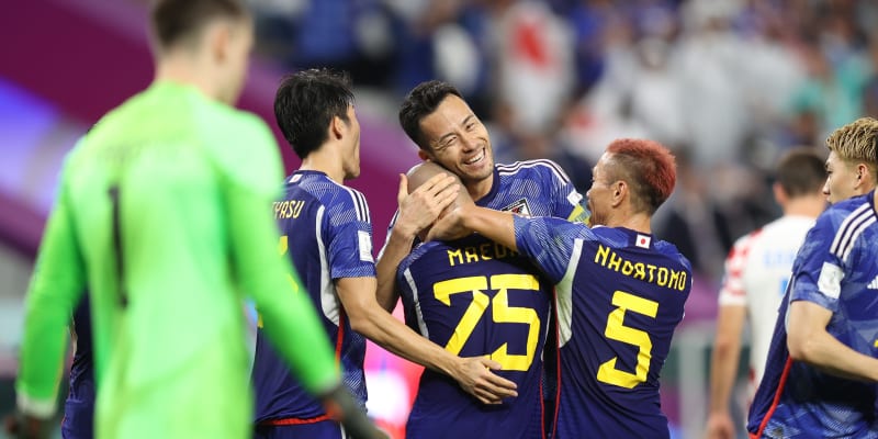 Radost japonských fotbalistů po gólu Dajzena Maedy