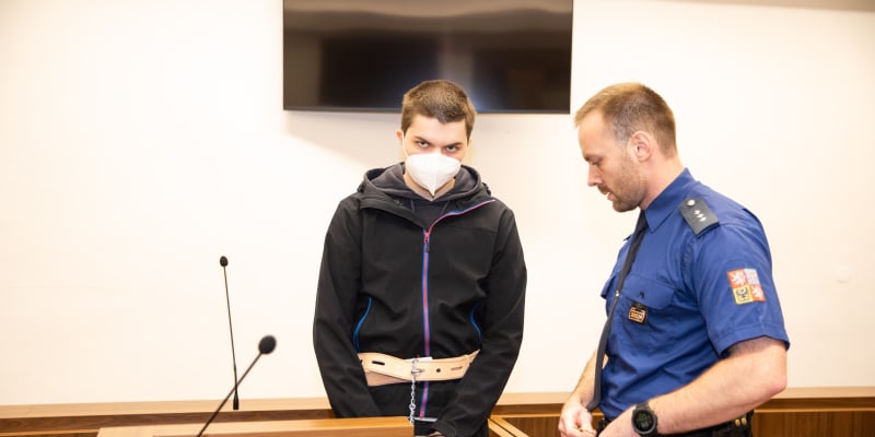 Jaroslav Ř. u soudu tvrdil, že ho učitel k útoku vyprovokoval (5. 12. 2022).