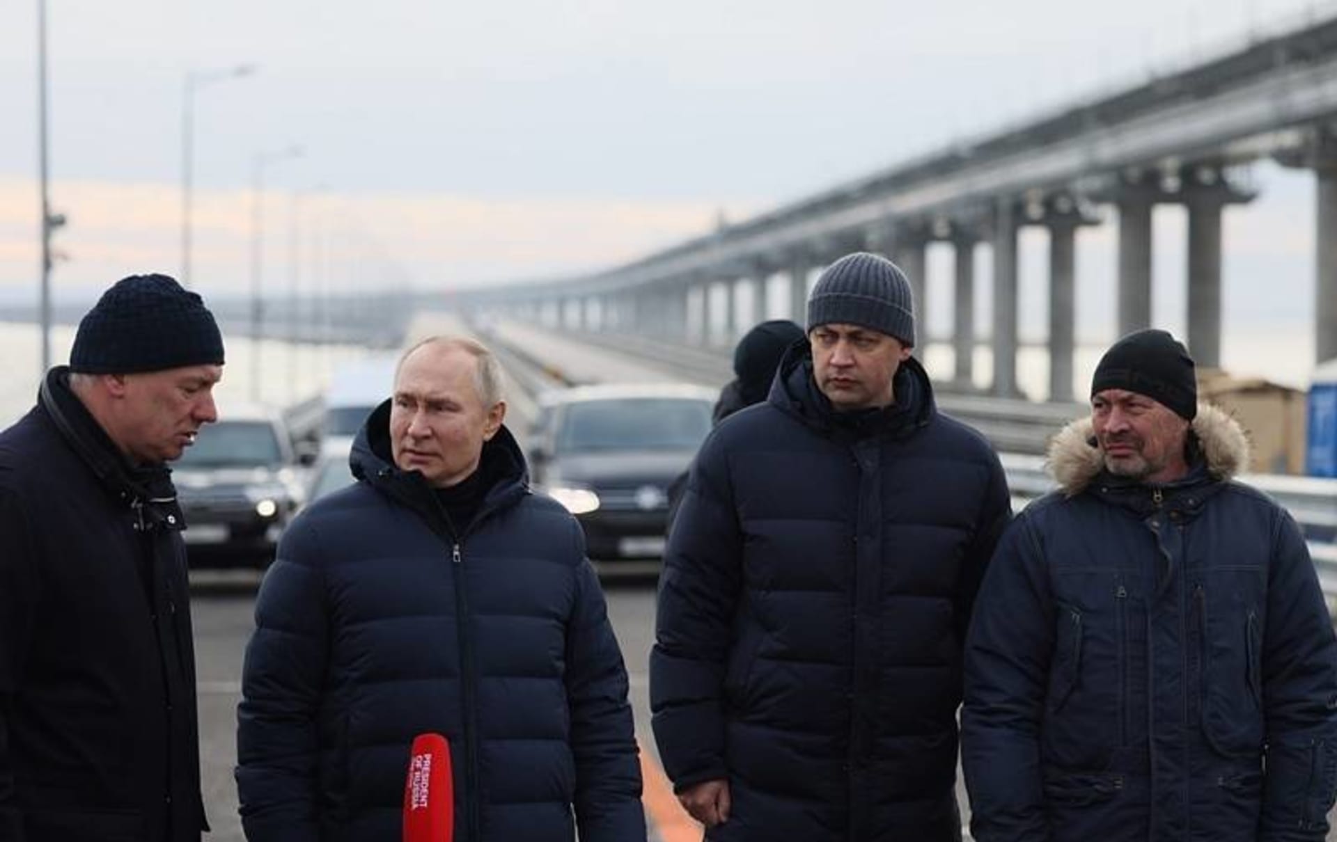 Vladimir Putin na obhlídce opraveného Kerčského mostu.