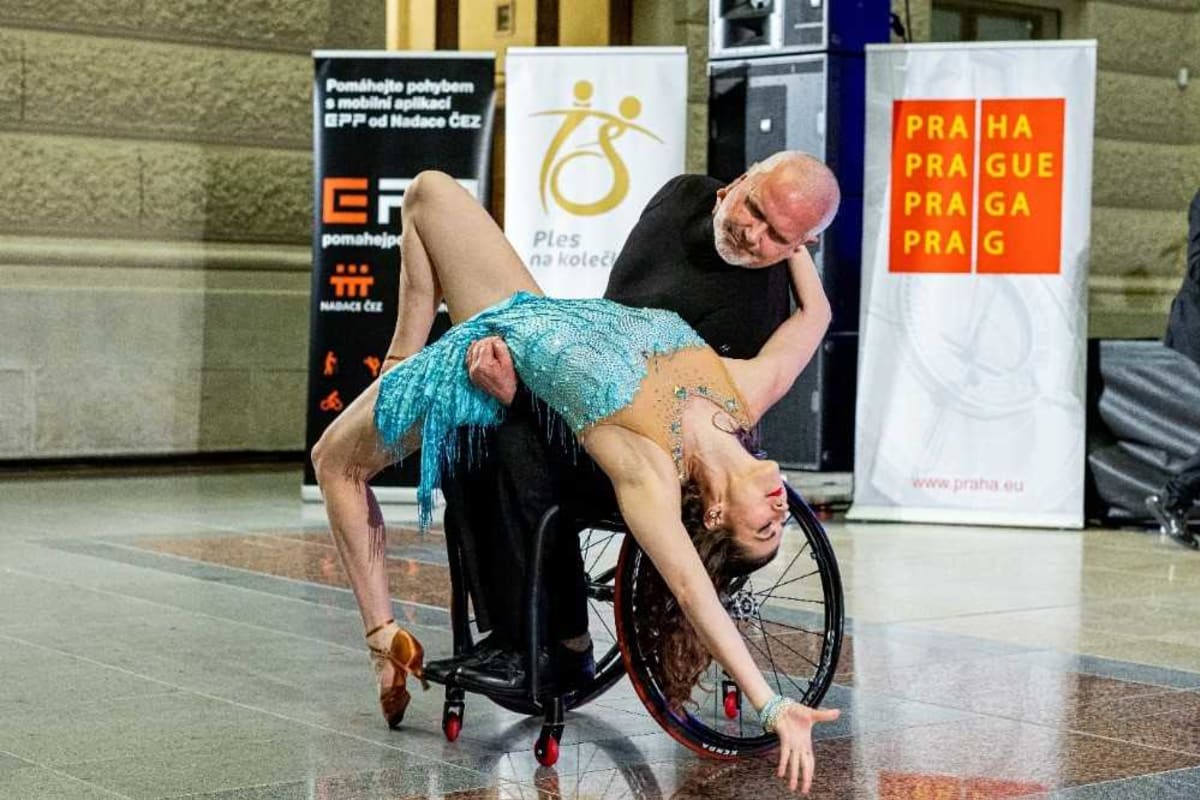 Akce Ples na kolečkách ukazuje, že společenské tance lze tančit i na vozíku.