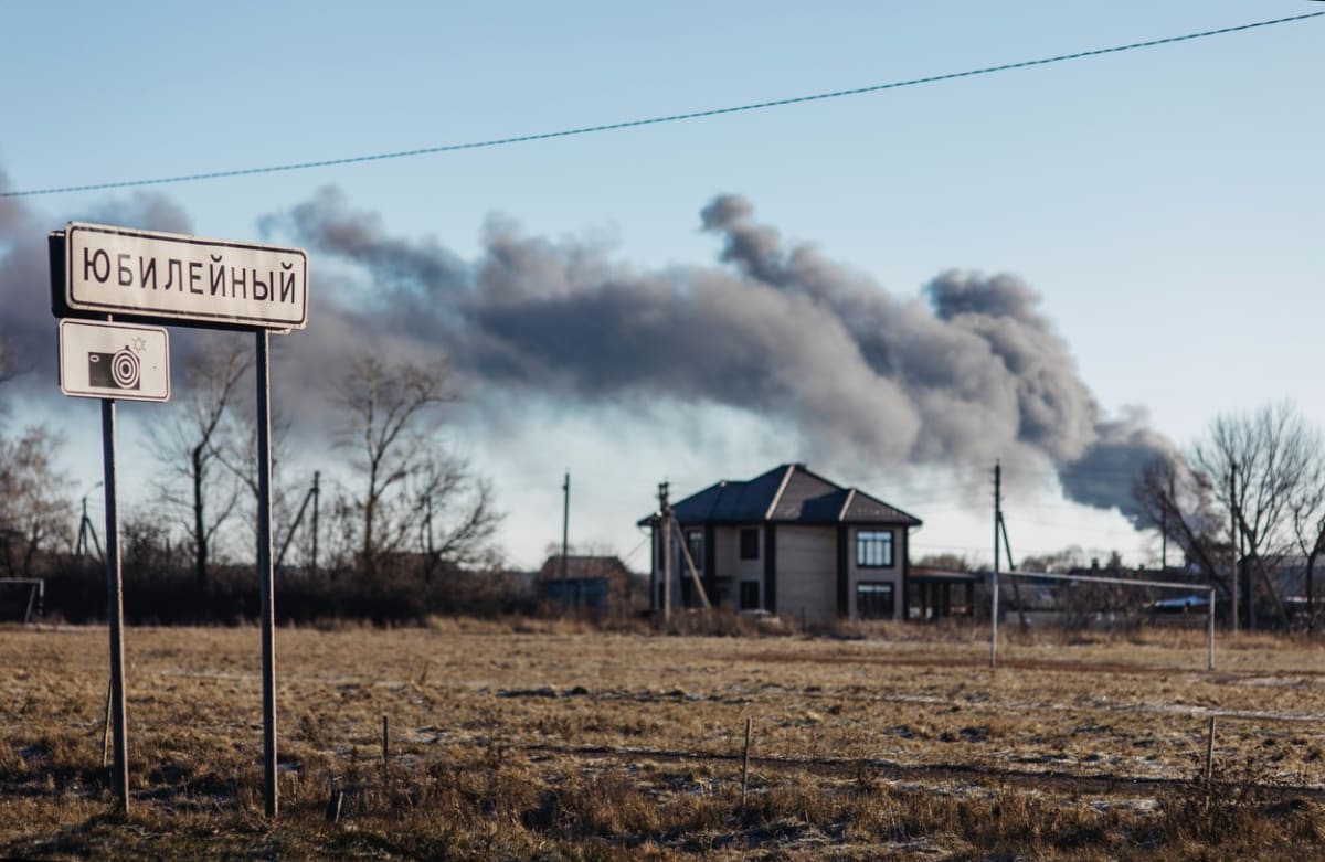 Na vojenském letišti nedaleko ruského Kursku hoří zásobník ropy.