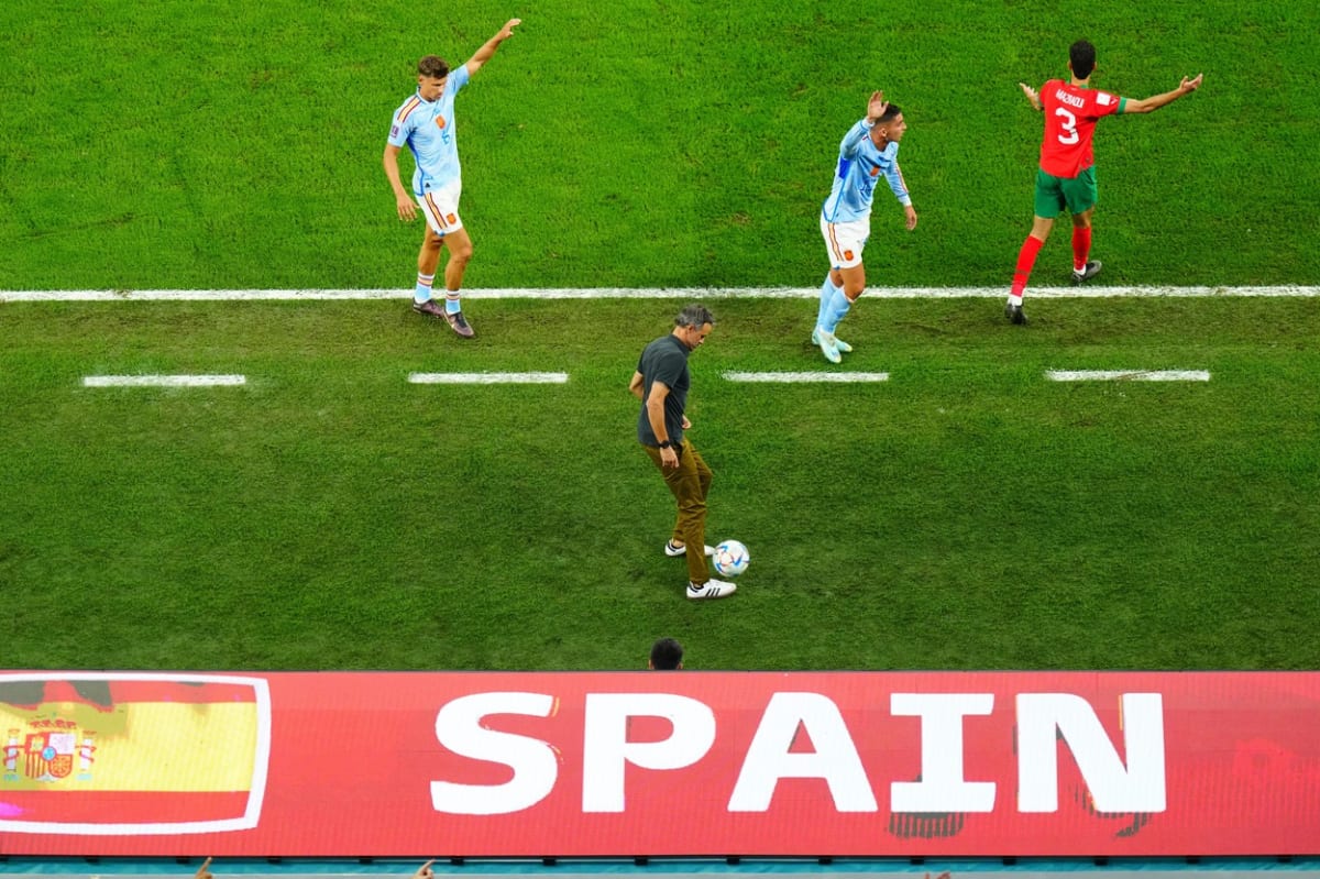 Španělský trenér Luis Enrique ukázal, že si míčem stále rozumí.