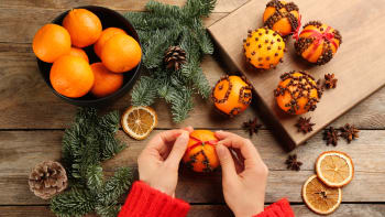 Vánoce s vůní pomerančů, mandarinek a koření: Vyrobte si dekorace z citrusů