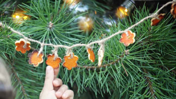 Vánoční řetěz z pomerančové kůry: Voňavou dekoraci zvládnete vyrobit i s dětmi