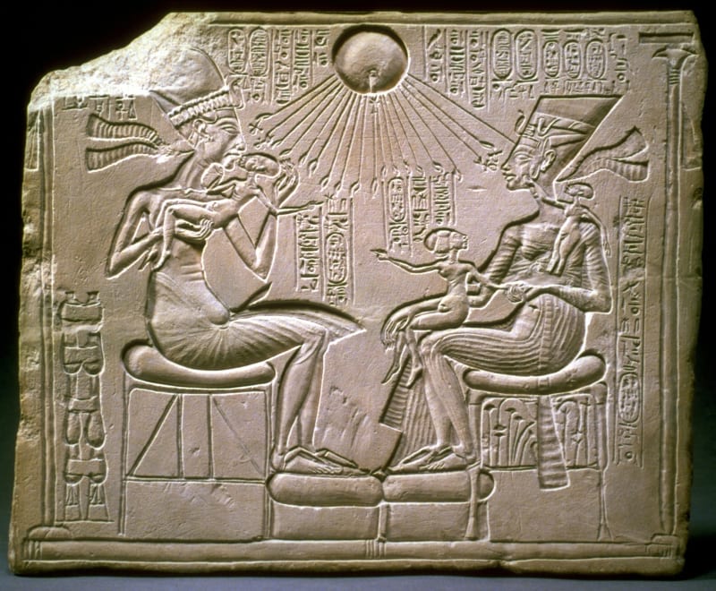 Relief zobrazující Achnatona, Nefertiti (vpravo) a jeich děti 