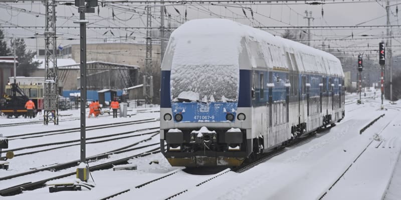 Kvůli sněhu na jihu Čech nejezdí některé vlaky.