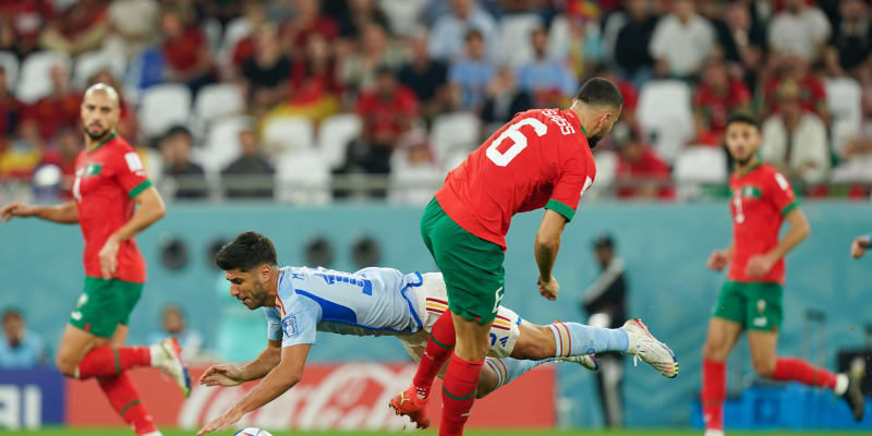 Španělský hráč Marco Asensio se proletěl vzduchem.