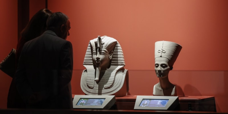 Achnaton a jeho manželka Nefertiti