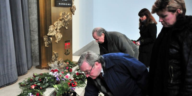 Rudolf Jelínek s manželkou Martinou na pohřbu režiséra Jiřího Sequense. 