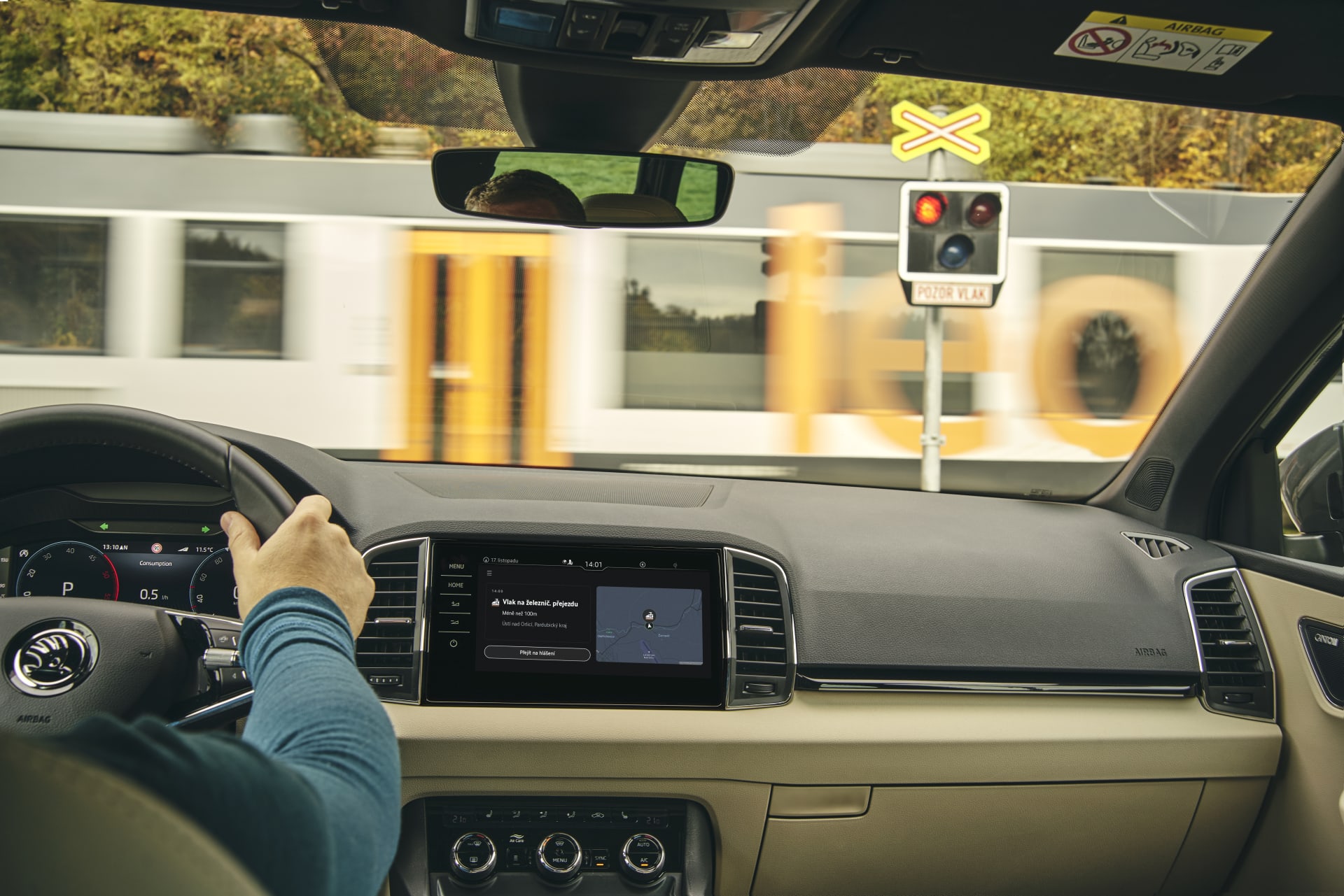 Aplikace běží za jízdy automaticky na pozadí. Varování se okamžitě zobrazují na středovém displeji.