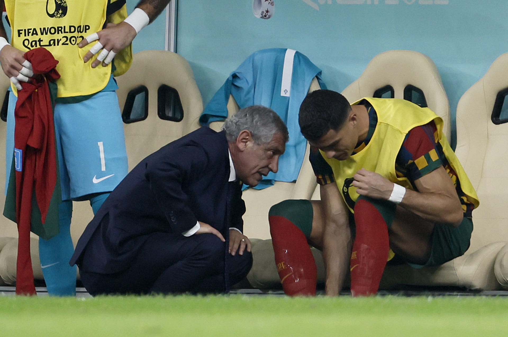 Portugalský trenér Fernando Santos diskutuje s Cristianem Ronaldem.