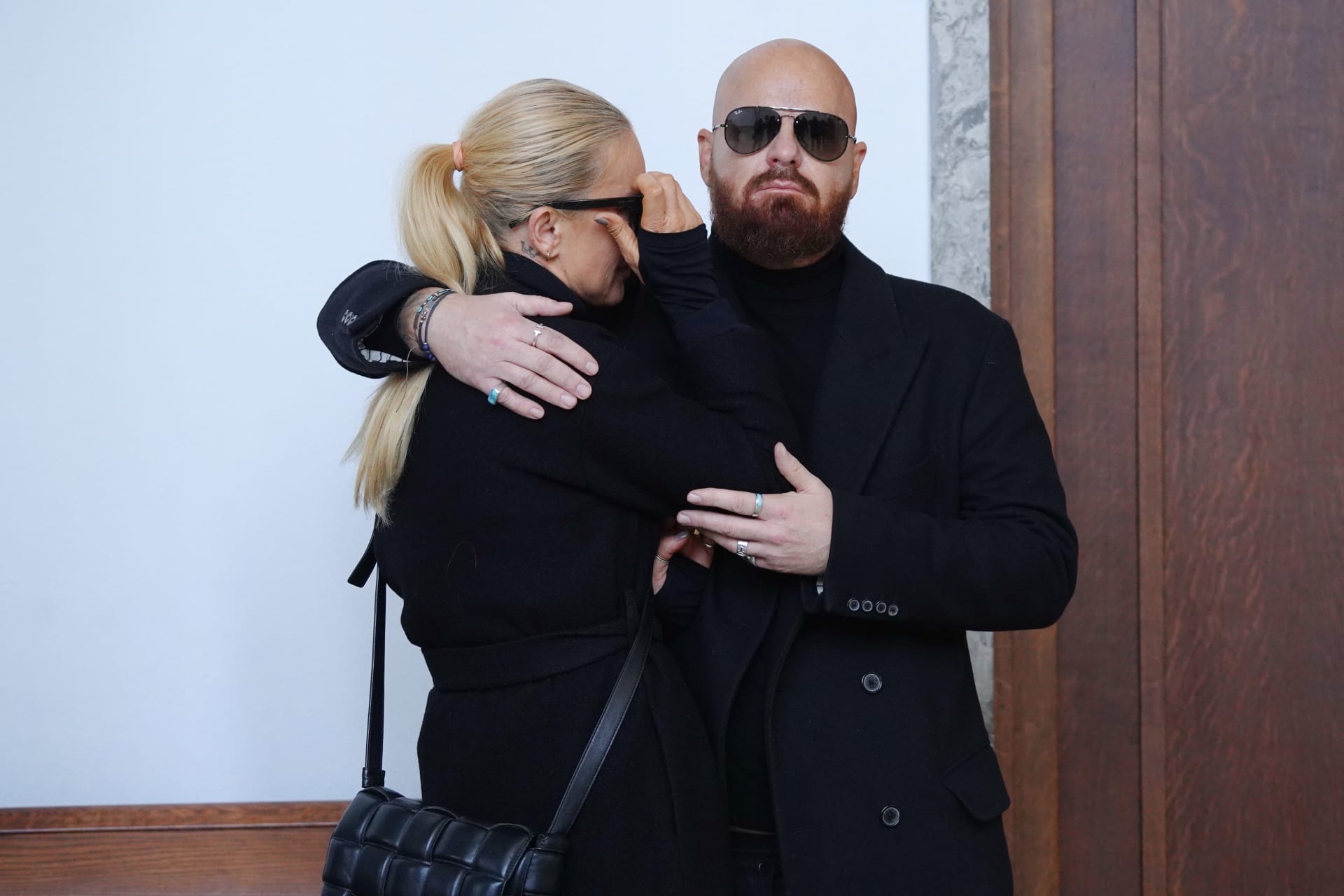 Na pohřeb se stylistou Janem Pokorným dorazila také Simona Krainová s manželem.