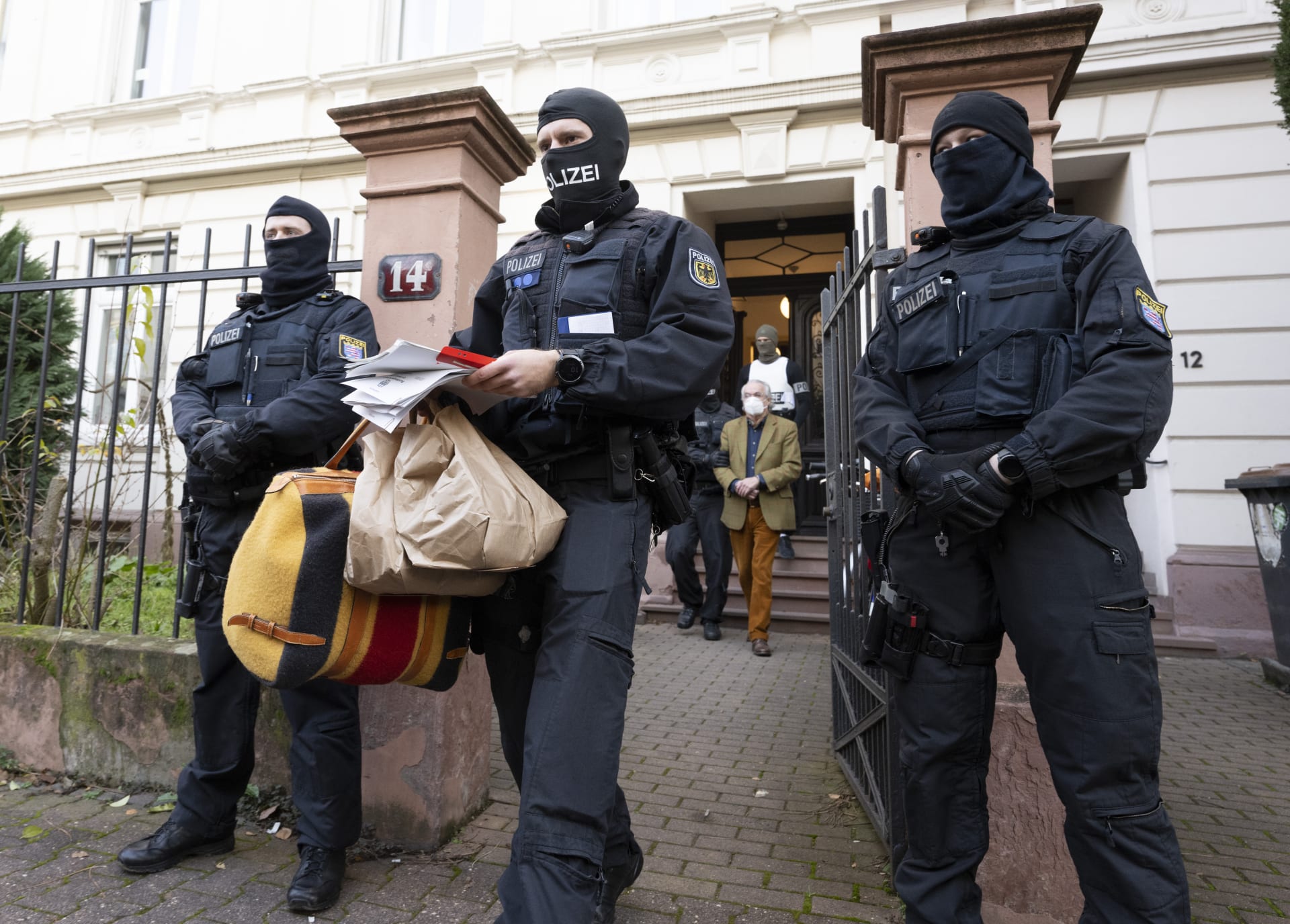 V Německu rozbili pravicovou teroristickou buňku plánující útoky proti státu. (7.12.2022)