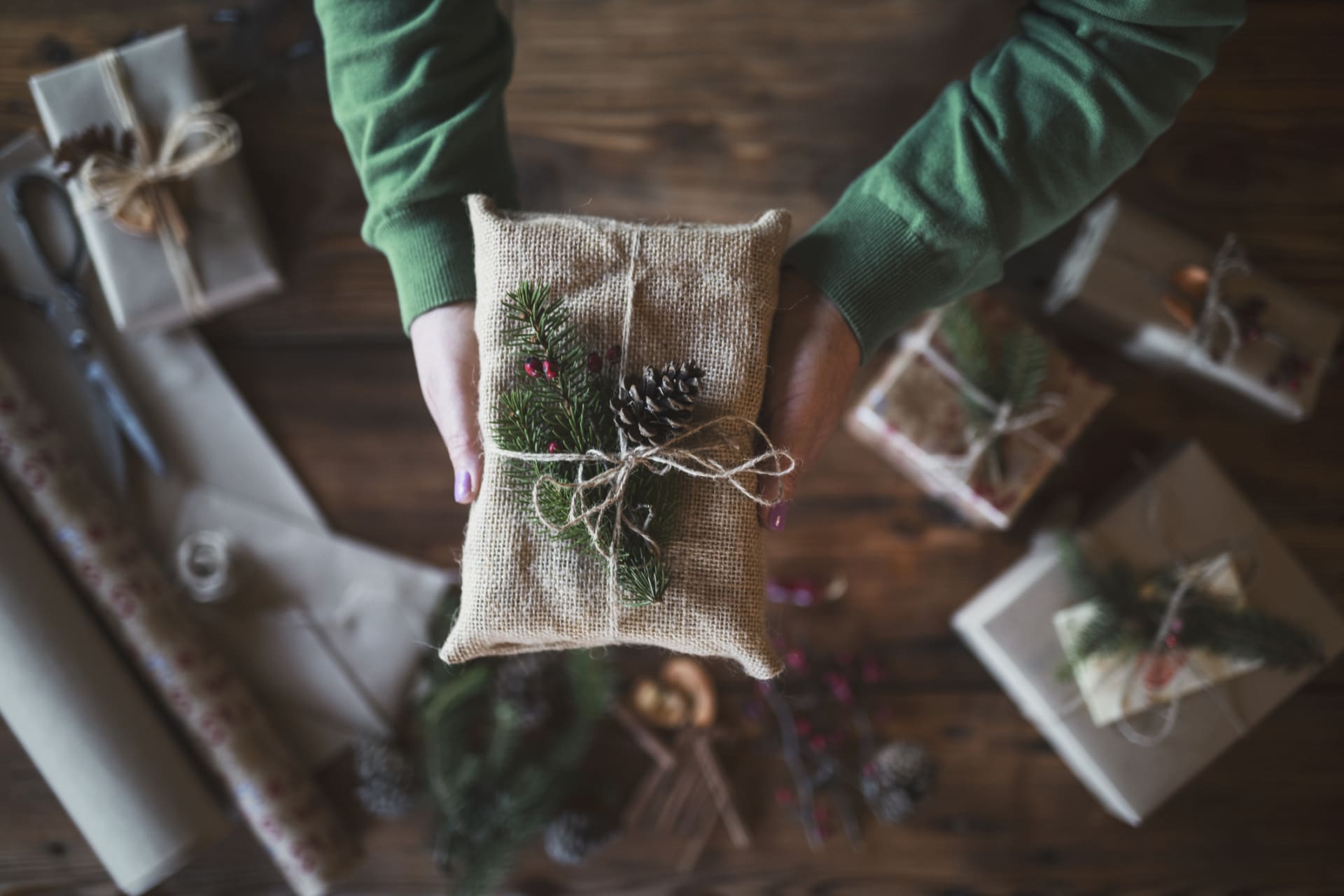 Vánoce v přírodním stylu oslavte i udržitelným balením dárků. Co třeba opakovaně využitelné textilní sáčky nebo papírové krabice
