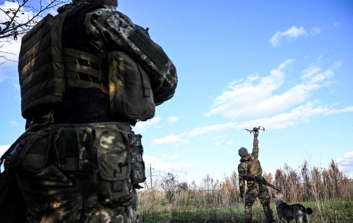 Ukrajinský voják u Bachmutu ovládá dron.