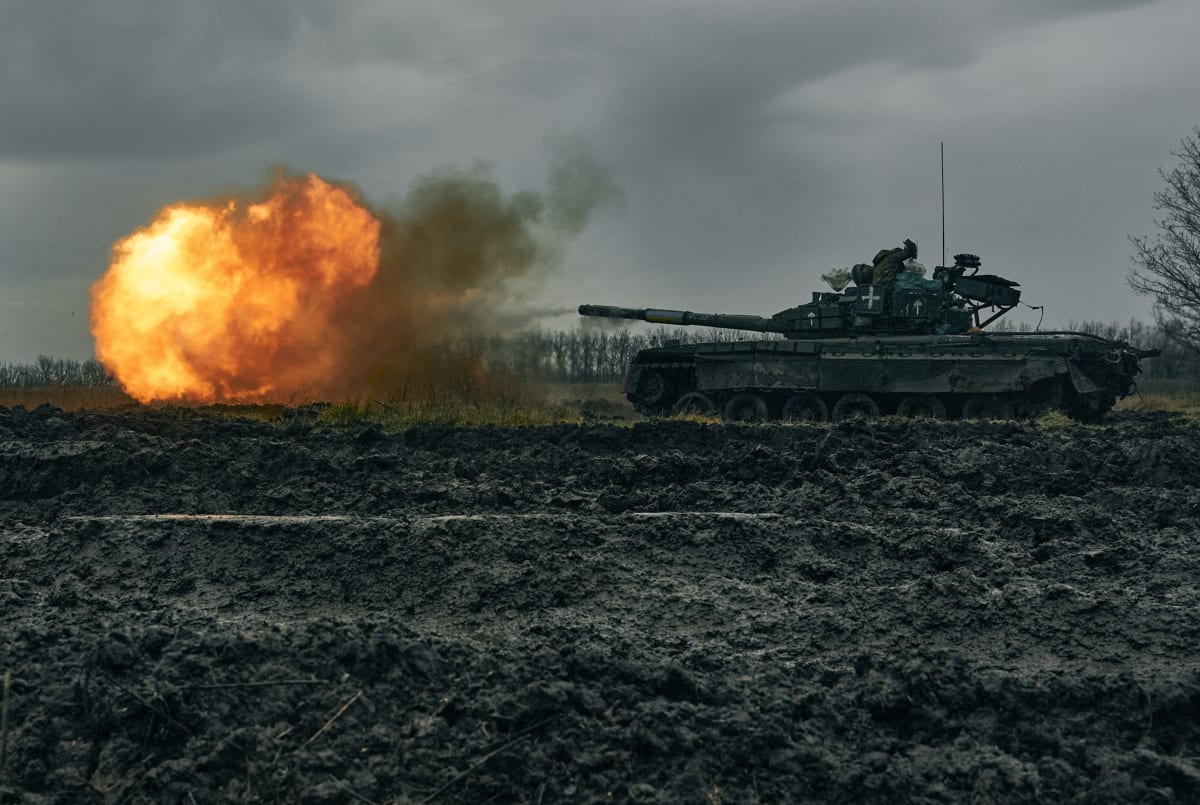 Ukrajinská armáda střílí z ukořistěného ruského tanku T-80 na pozice okupantů v Doněcké oblasti.