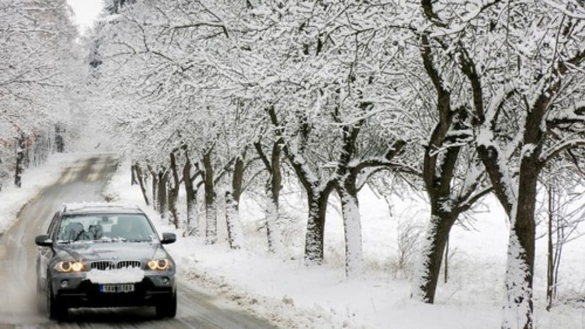 Stačí trochu sněhu a čeští řidiči jsou se svými schopnostmi v koncích.