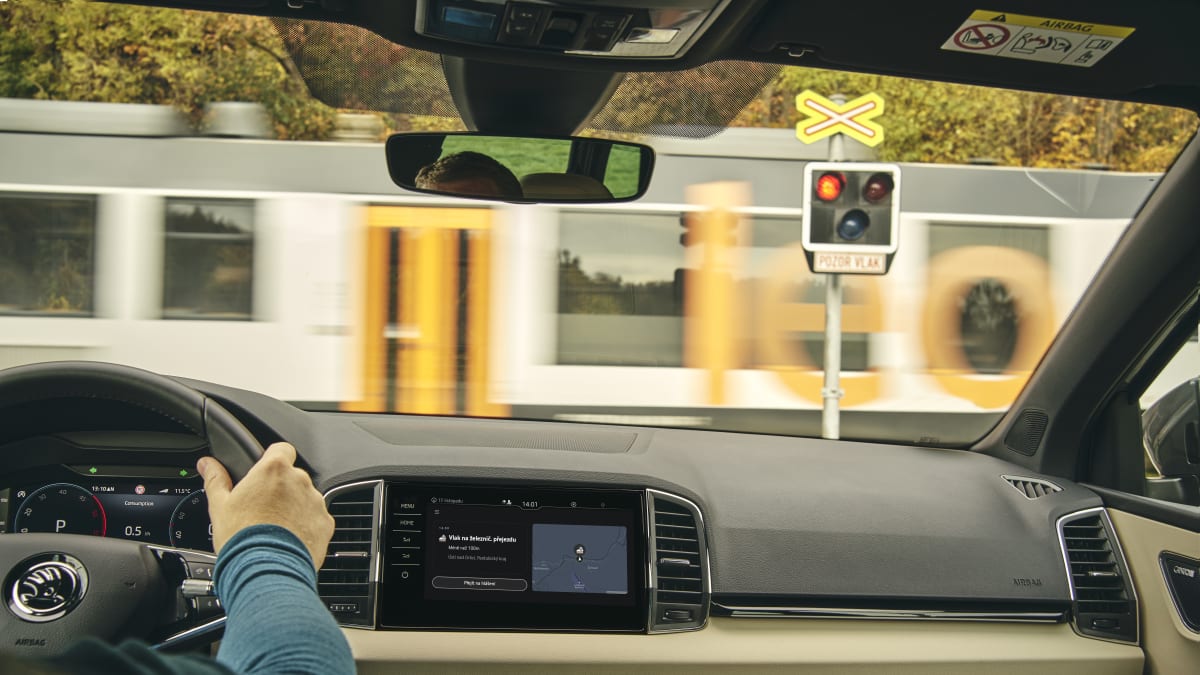 Aplikace běží za jízdy automaticky na pozadí. Varování se okamžitě zobrazují na středovém displeji.