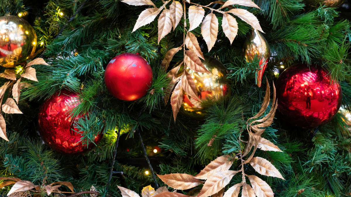 Vánoční nostalgie v tradičním, červeno zlatém ladění