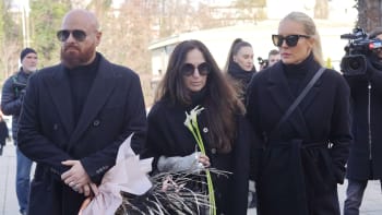 Zdrcená Krainová i Plodková. Na pohřeb Pokorného dorazil zástup truchlících hvězd