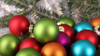 Duhové Vánoce jsou pro všechny, kteří se nemohou rozhodnout pro jednu barvu dekorací