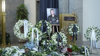 Pohřeb stylisty Pokorného: Schneiderová a Čvančarová v slzách. Přišla i jeho první láska