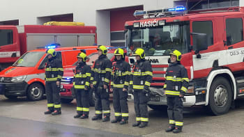 Smutek hasičů po celém Česku: Za zesnulého kolegu drželi minutu ticha a vyvěsili vlajky