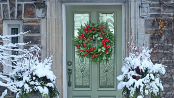 Vánoce jsou přede dveřmi: Už teď si můžete vyzdobit vstup do domu i zahradu