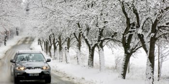 Přívaly sněhu komplikují dopravu v Česku. Podívejte se, které silnice jsou neprůjezdné