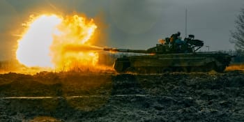 Záběry z bojů: „Otravnou“ palbu ruského tanku utnuly stíhačky. Posádka vzala nohy na ramena