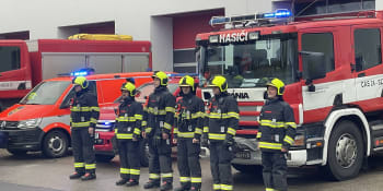 Smutek hasičů po celém Česku: Za zesnulého kolegu drželi minutu ticha a vyvěsili vlajky