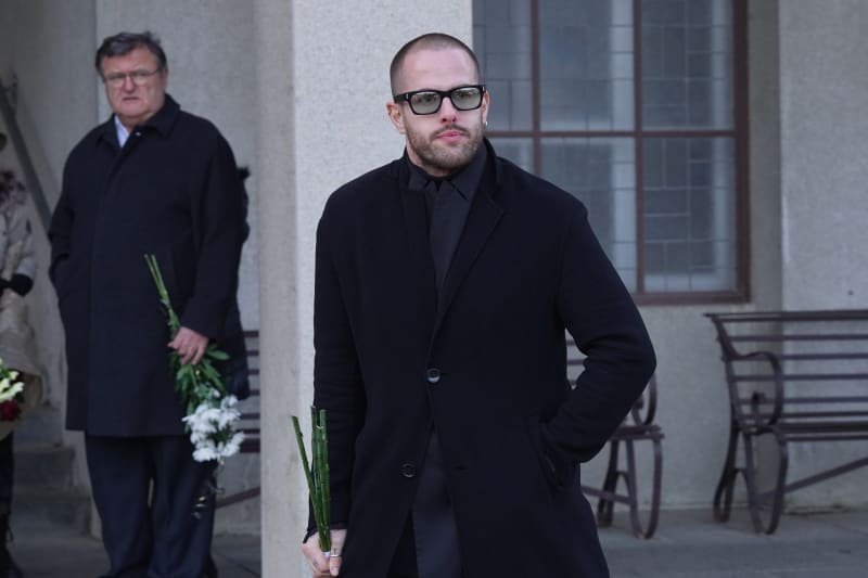 Módní návrhář Lukáš Macháček na pohřbu Jana Procházky.