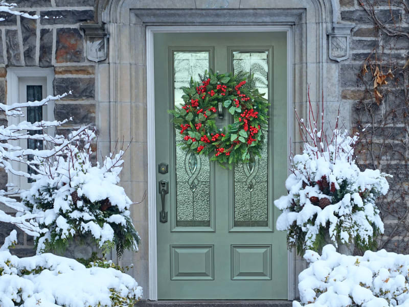 Víte, jak všichni sousedi i kolemjdoucí poznají, že už se těšíte na Vánoce? Podle vašeho nazdobeného vchodu! 
