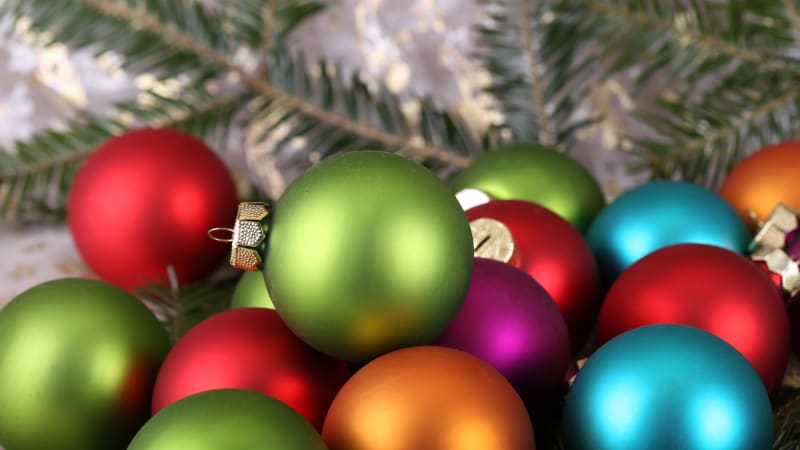 Duhové Vánoce jsou pro všechny, kteří se nemohou rozhodnout pro jednu barvu dekorací