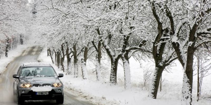 Stačí trochu sněhu a čeští řidiči jsou se svými schopnostmi v koncích.