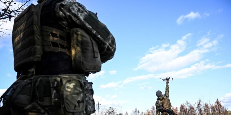 Ukrajinský voják u Bachmutu ovládá dron.