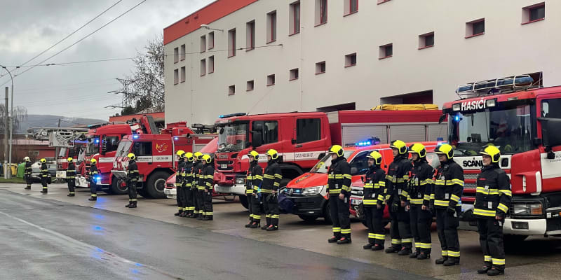 Také hasiči z Ústí nad Labem - Všebořic uctili památku zesnulého kolegy minutou ticha.
